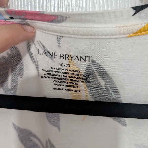 Lane Bryant White Floral V-Neck Sleeveless Top in Size 18/20 (2X) - Picture 2 of 8